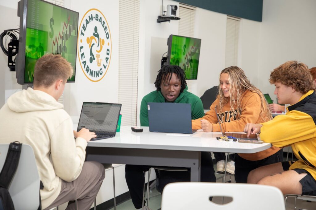 TU students in learning lab